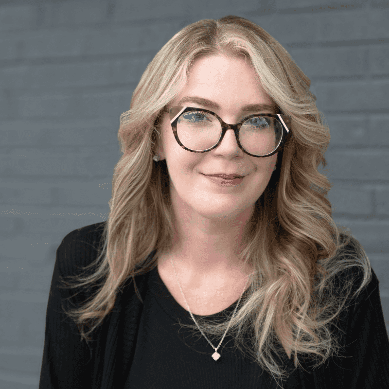 Portrait of Elise, a professional stylist at Salon Ciseaux, showcasing their expertise and style.