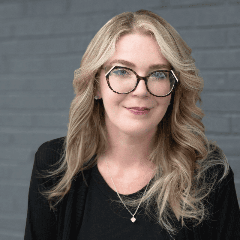 Portrait of Elise, a professional stylist at Salon Ciseaux, showcasing their expertise and style.